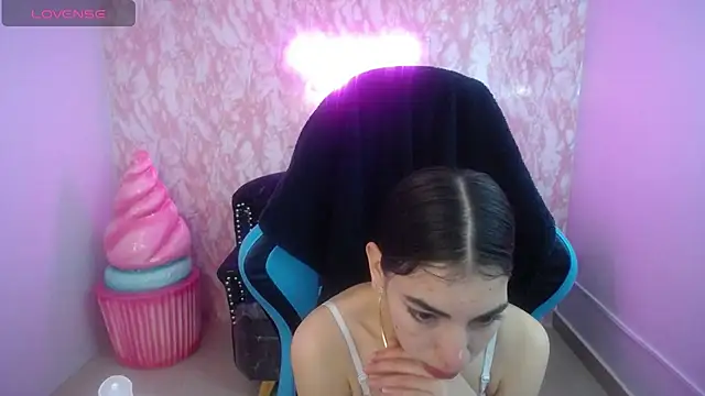 Snapshot of KiaraStar_ch chatting on 8, 7, 2026 KiaraStar ch online show from 8, 7, 2026