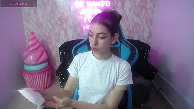 Snapshot of KiaraStar_ch chatting on 9, 7, 2026 KiaraStar ch online show from 9, 7, 2026