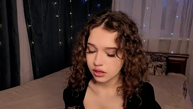 Snapshot of EsterReichert chatting on 3, 8, 2026 EsterReichert online show from 3, 8, 2026
