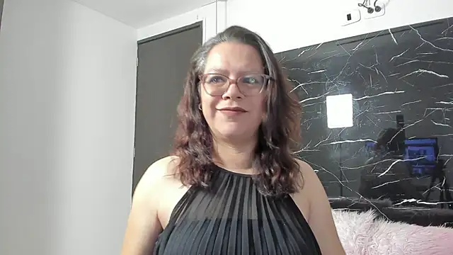 ELLE HADID online show from 22, 6, 2026