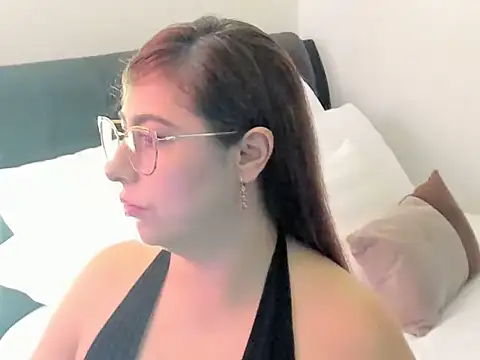 Snapshot of Emili_luxe chatting on 15, 7, 2026 Emili luxe online show from 15, 7, 2026