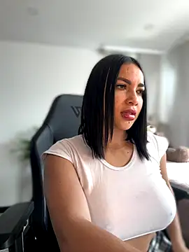 Snapshot of HannaBeckett chatting on 25, 11, 2025 HannaBeckett online show from 25, 11, 2025