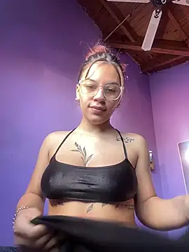 Snapshot of Miaperezz19 chatting on 7, 8, 2026 Miaperezz19 online show from 7, 8, 2026