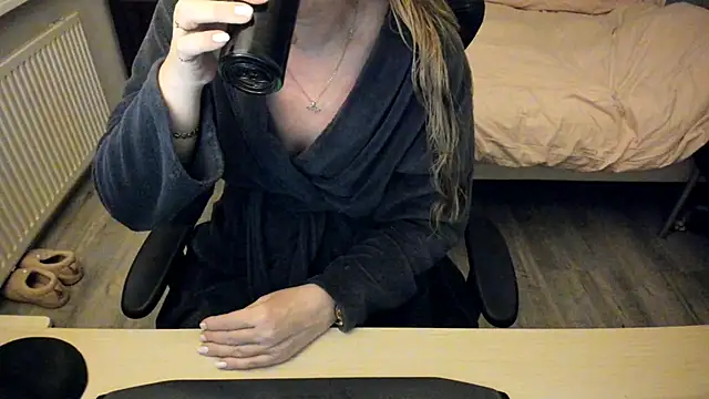 Snapshot of minoesje37 chatting on 4, 2, 2025 minoesje37 online show from 4, 2, 2025