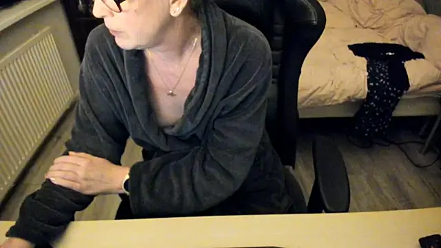 Snapshot of minoesje37 chatting on 10, 2, 2025 minoesje37 online show from 10, 2, 2025