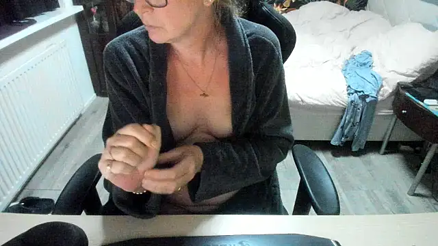 Snapshot of minoesje37 chatting on 16, 9, 2025 minoesje37 online show from 16, 9, 2025