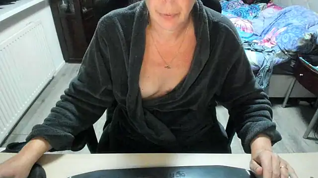 Snapshot of minoesje37 chatting on 4, 10, 2025 minoesje37 online show from 4, 10, 2025