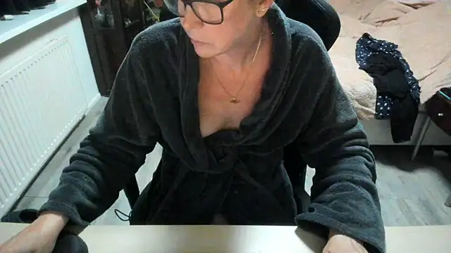 Snapshot of minoesje37 chatting on 27, 10, 2025 minoesje37 online show from 27, 10, 2025