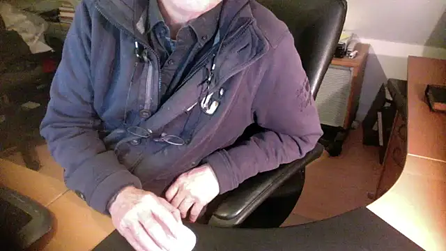 Snapshot of outlaw200 chatting on 13, 12, 2024 outlaw200 online show from 13, 12, 2024