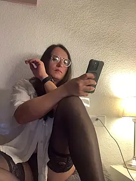Snapshot of Chic_desire chatting on 4, 4, 2026 Chic desire online show from 4, 4, 2026