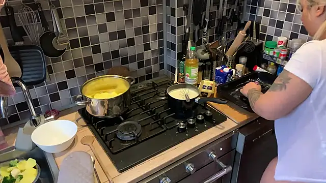 Snapshot of Monageil chatting on 2, 2, 2025 Monageil online show from 2, 2, 2025