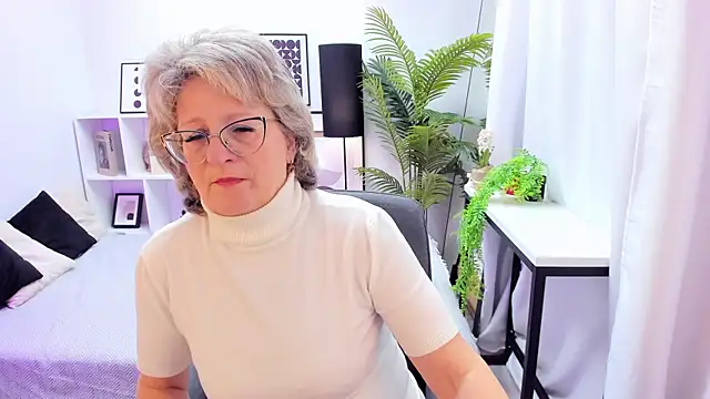 Snapshot of EvelynJoyful chatting on 4, 11, 2025 EvelynJoyful online show from 4, 11, 2025