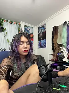 Snapshot of VaioletUwU chatting on 4, 4, 2026 VaioletUwU online show from 4, 4, 2026