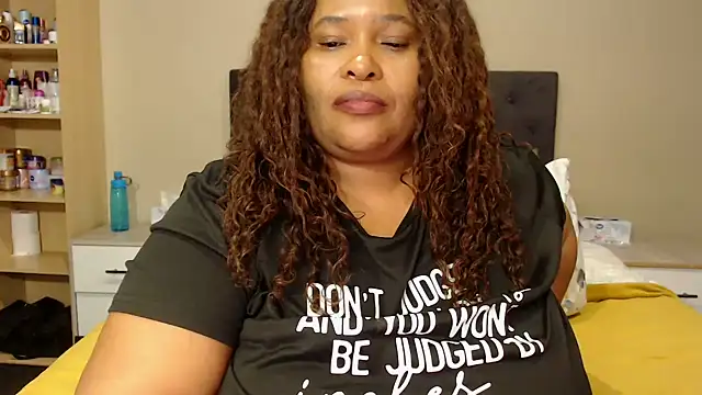 Snapshot of zandile chatting on 25, 6, 2026 zandile online show from 25, 6, 2026