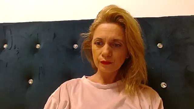 Snapshot of MysticCreature chatting on 7, 4, 2026 MysticCreature online show from 7, 4, 2026