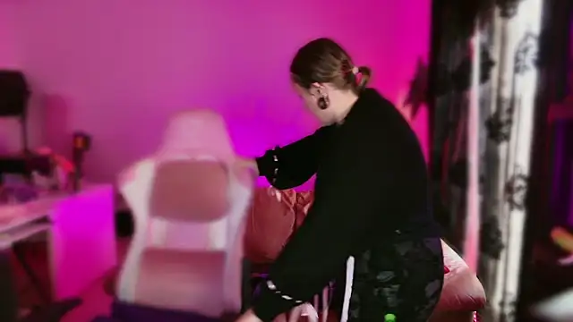 kisicaxx online show from 28, 2, 2025