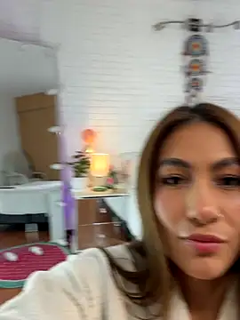 Snapshot of hollythomson chatting on 9, 10, 2025 hollythomson online show from 9, 10, 2025