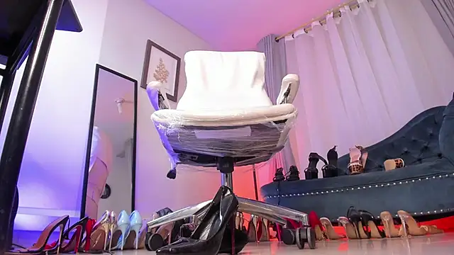 Ashley leon  online show from 24, 1, 2025