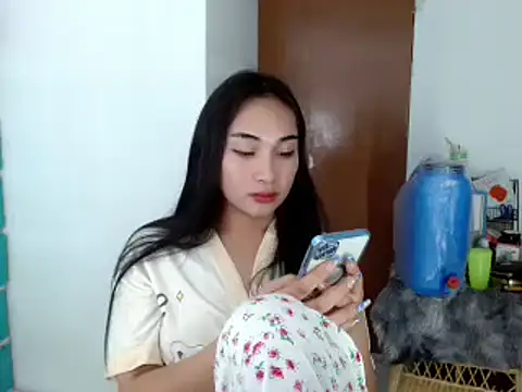 Snapshot of SweetLilly_18 chatting on 5, 12, 2024 SweetLilly 18 online show from 5, 12, 2024