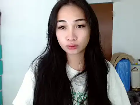 Snapshot of SweetLilly_18 chatting on 11, 12, 2024 SweetLilly 18 online show from 11, 12, 2024