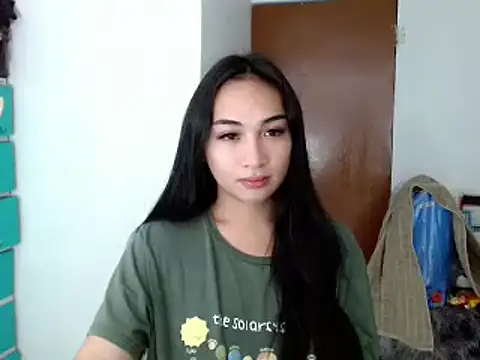 Snapshot of SweetLilly_18 chatting on 14, 12, 2024 SweetLilly 18 online show from 14, 12, 2024