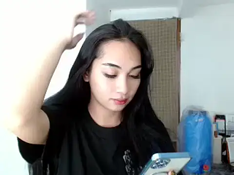 Snapshot of SweetLilly_18 chatting on 15, 12, 2024 SweetLilly 18 online show from 15, 12, 2024