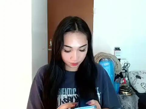 Snapshot of SweetLilly_18 chatting on 20, 12, 2024 SweetLilly 18 online show from 20, 12, 2024