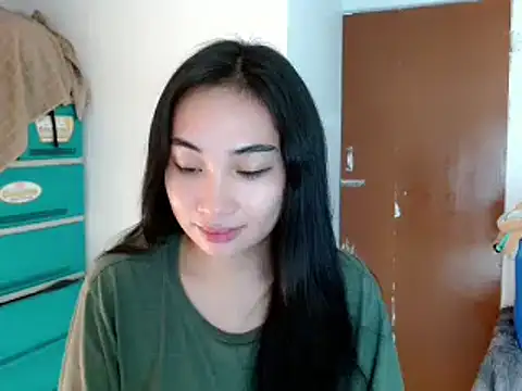 Snapshot of SweetLilly_18 chatting on 5, 1, 2025 SweetLilly 18 online show from 5, 1, 2025