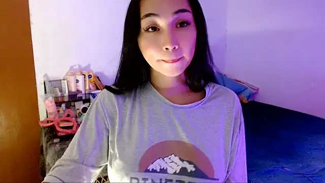 Snapshot of SweetLilly_18 chatting on 12, 10, 2025 SweetLilly 18 online show from 12, 10, 2025