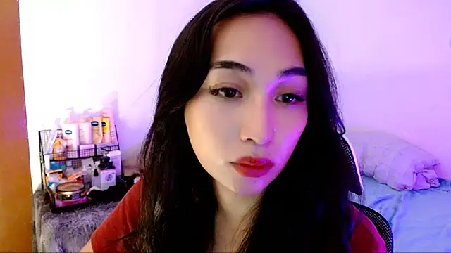 Snapshot of SweetLilly_18 chatting on 17, 10, 2025 SweetLilly 18 online show from 17, 10, 2025