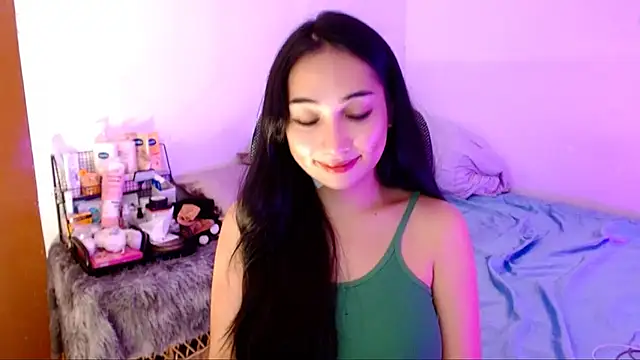 Snapshot of SweetLilly_18 chatting on 24, 10, 2025 SweetLilly 18 online show from 24, 10, 2025