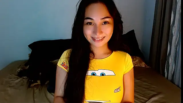 Snapshot of SweetLilly_18 chatting on 5, 4, 2026 SweetLilly 18 online show from 5, 4, 2026