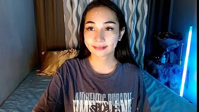 Snapshot of SweetLilly_18 chatting on 27, 4, 2026 SweetLilly 18 online show from 27, 4, 2026