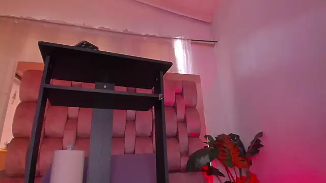 Snapshot of Secret_chells chatting on 21, 10, 2025 Secret chells online show from 21, 10, 2025