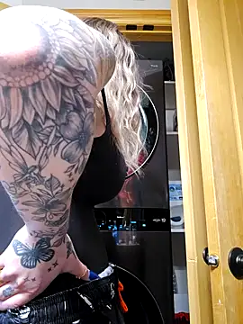 Snapshot of LilyOrion chatting on 6, 2, 2025 LilyOrion online show from 6, 2, 2025