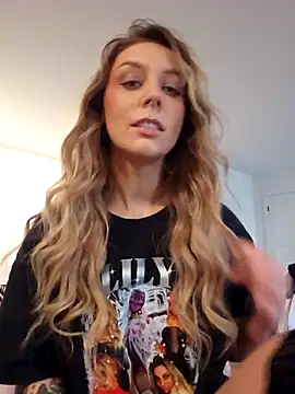 Snapshot of LilyOrion chatting on 23, 10, 2025 LilyOrion online show from 23, 10, 2025