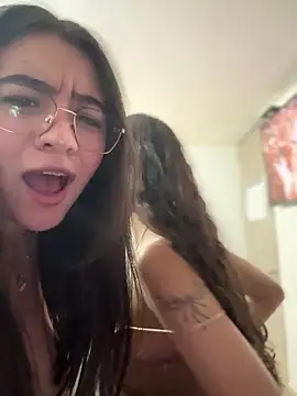 Snapshot of vaneelee chatting on 6, 3, 2026 vaneelee online show from 6, 3, 2026