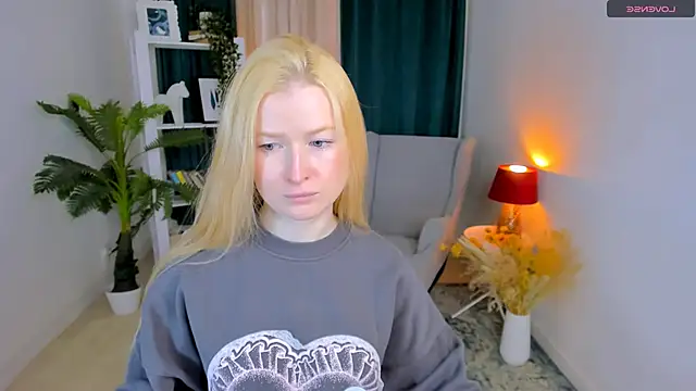 Laly Peach online show from 18, 3, 2026