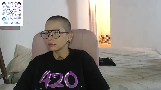 Snapshot of moon_cat85 chatting on 5, 2, 2025 moon cat85 online show from 5, 2, 2025