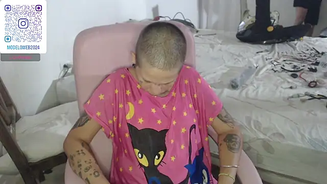 Snapshot of moon_cat85 chatting on 6, 2, 2025 moon cat85 online show from 6, 2, 2025