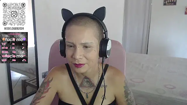 Snapshot of moon_cat85 chatting on 5, 3, 2025 moon cat85 online show from 5, 3, 2025