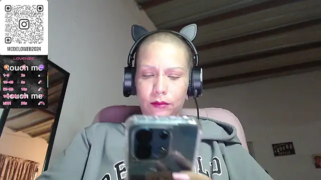 Snapshot of moon_cat85 chatting on 6, 3, 2025 moon cat85 online show from 6, 3, 2025