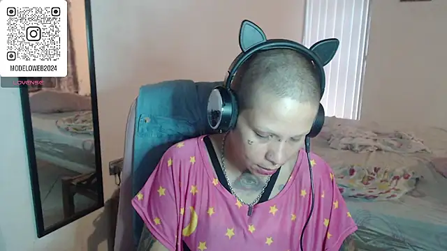 Snapshot of moon_cat85 chatting on 6, 3, 2025 moon cat85 online show from 6, 3, 2025