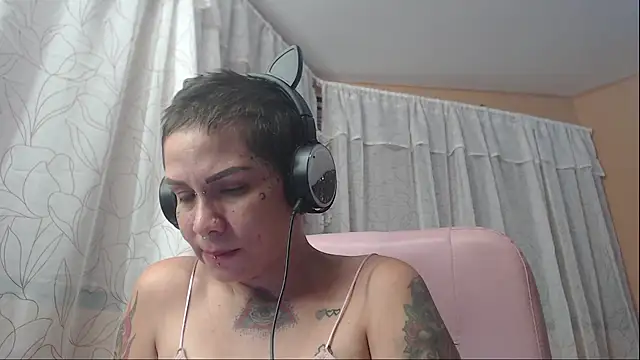 Snapshot of moon_cat85 chatting on 3, 10, 2025 moon cat85 online show from 3, 10, 2025