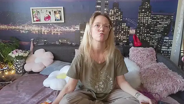 Snapshot of little-leni chatting on 9, 3, 2025 little-leni online show from 9, 3, 2025