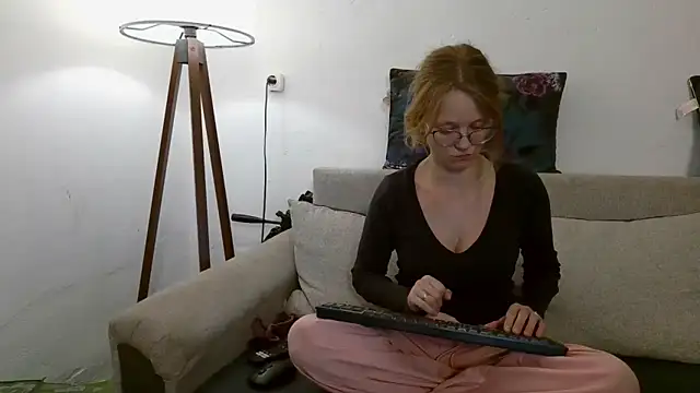 Snapshot of little-leni chatting on 20, 9, 2025 little-leni online show from 20, 9, 2025