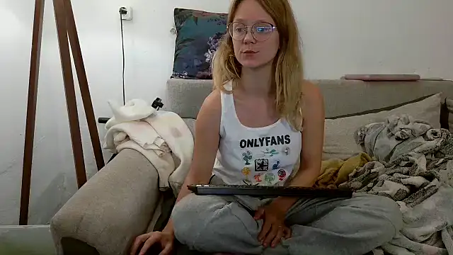 Snapshot of little-leni chatting on 27, 9, 2025 little-leni online show from 27, 9, 2025