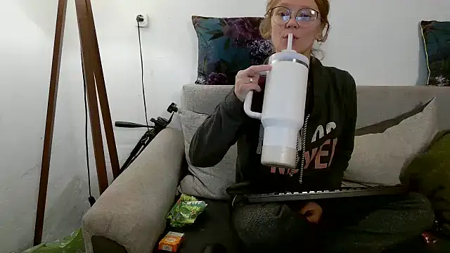 Snapshot of little-leni chatting on 1, 10, 2025 little-leni online show from 1, 10, 2025