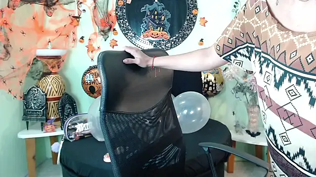 Snapshot of DestinyHills chatting on 21, 10, 2025 DestinyHills online show from 21, 10, 2025