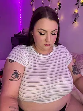 Snapshot of honeyviolet chatting on 2, 11, 2025 honeyviolet online show from 2, 11, 2025